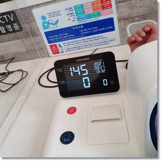 고혈압 환자 혈압체크 