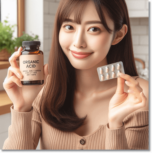 유기산 보충제를 들고 있는 여성