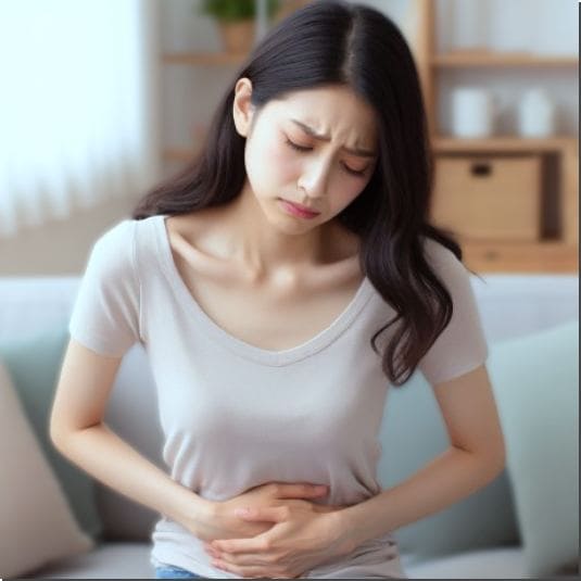 속이 불편한 여성